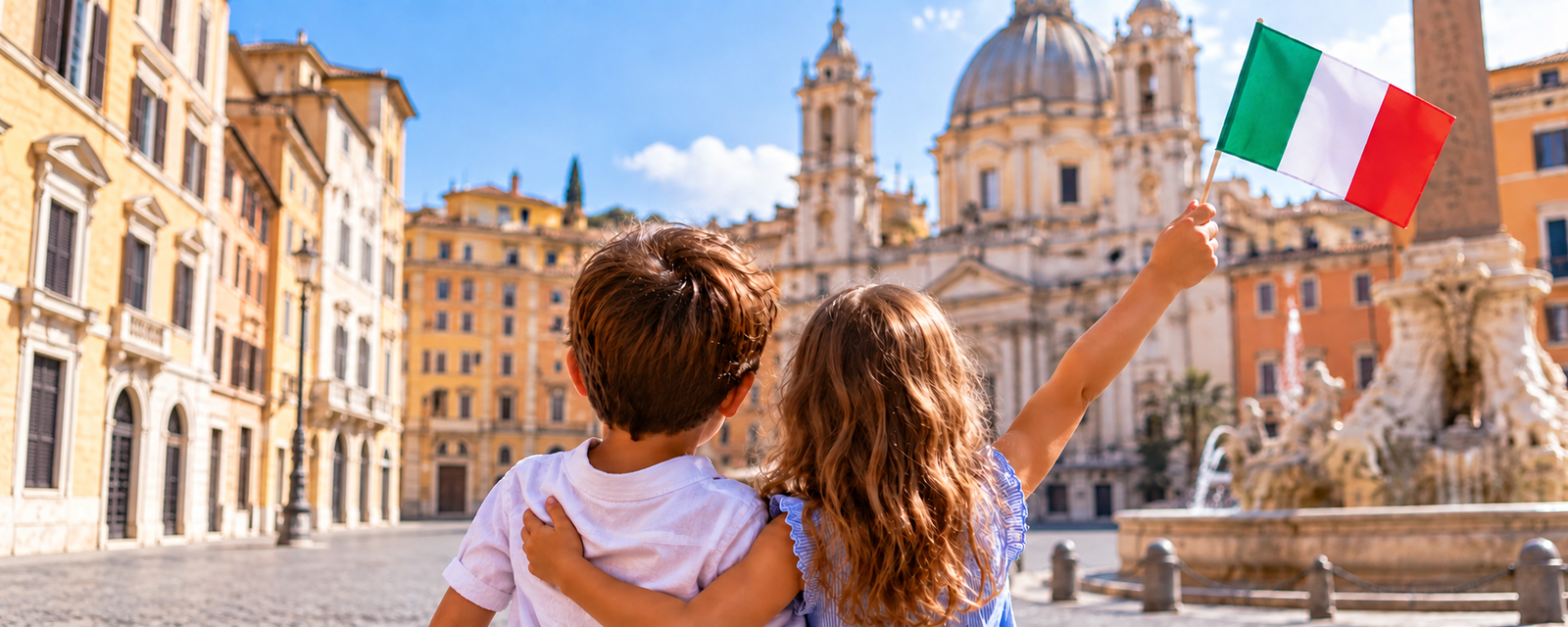 Niños con banderas de Italia en Roma