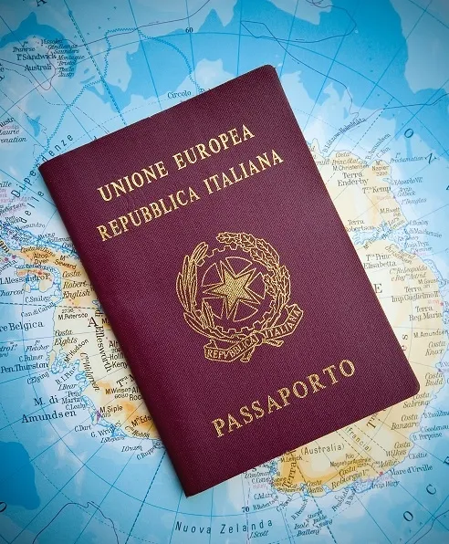 Pasaporte de la República Italiana sobre un mapa